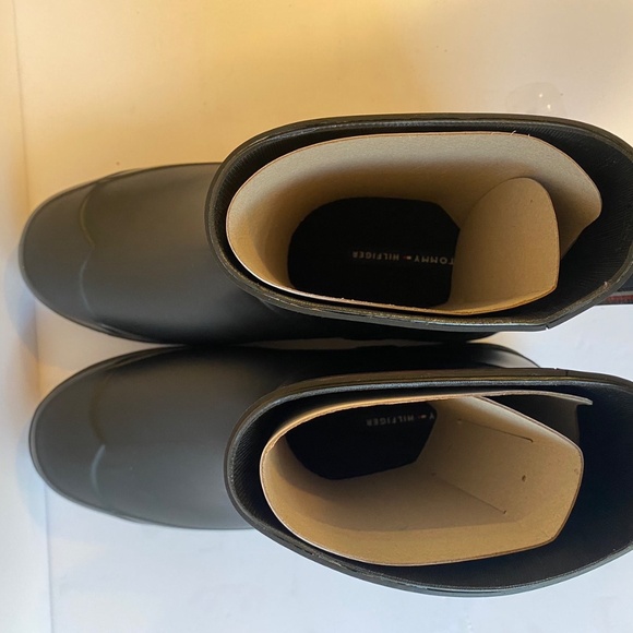 TOMMY HILFIGER- Breezi3 Women's Rubber Slip On Rain Boots Waterproof Sz 8 - Picture 5 of 6